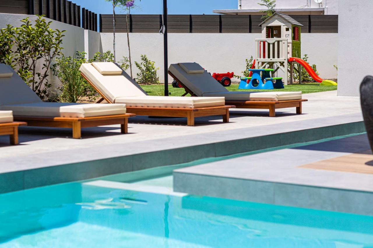 Physis - Metal & Wood Villa