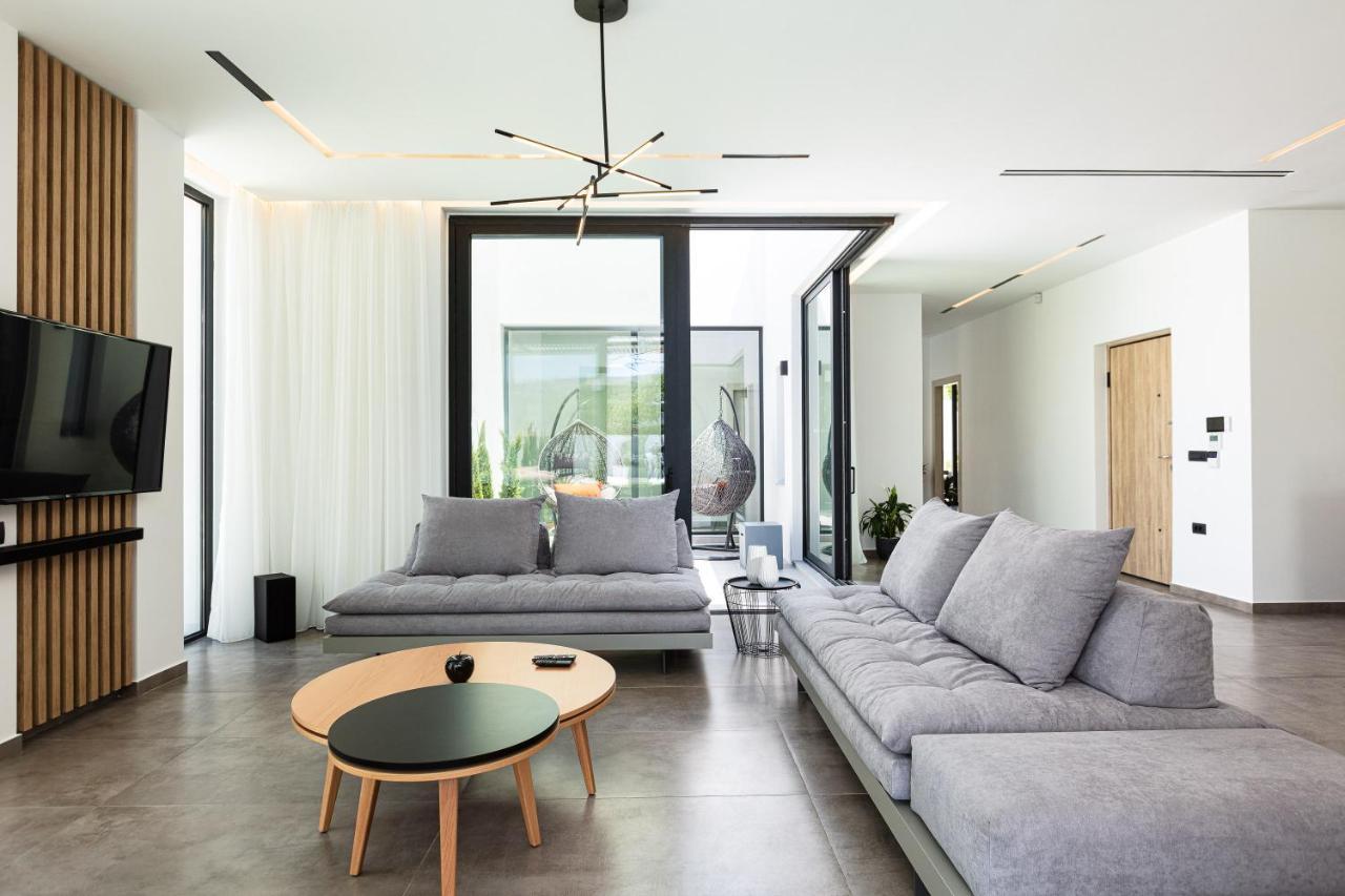 Villa Physis - Metal & Wood
