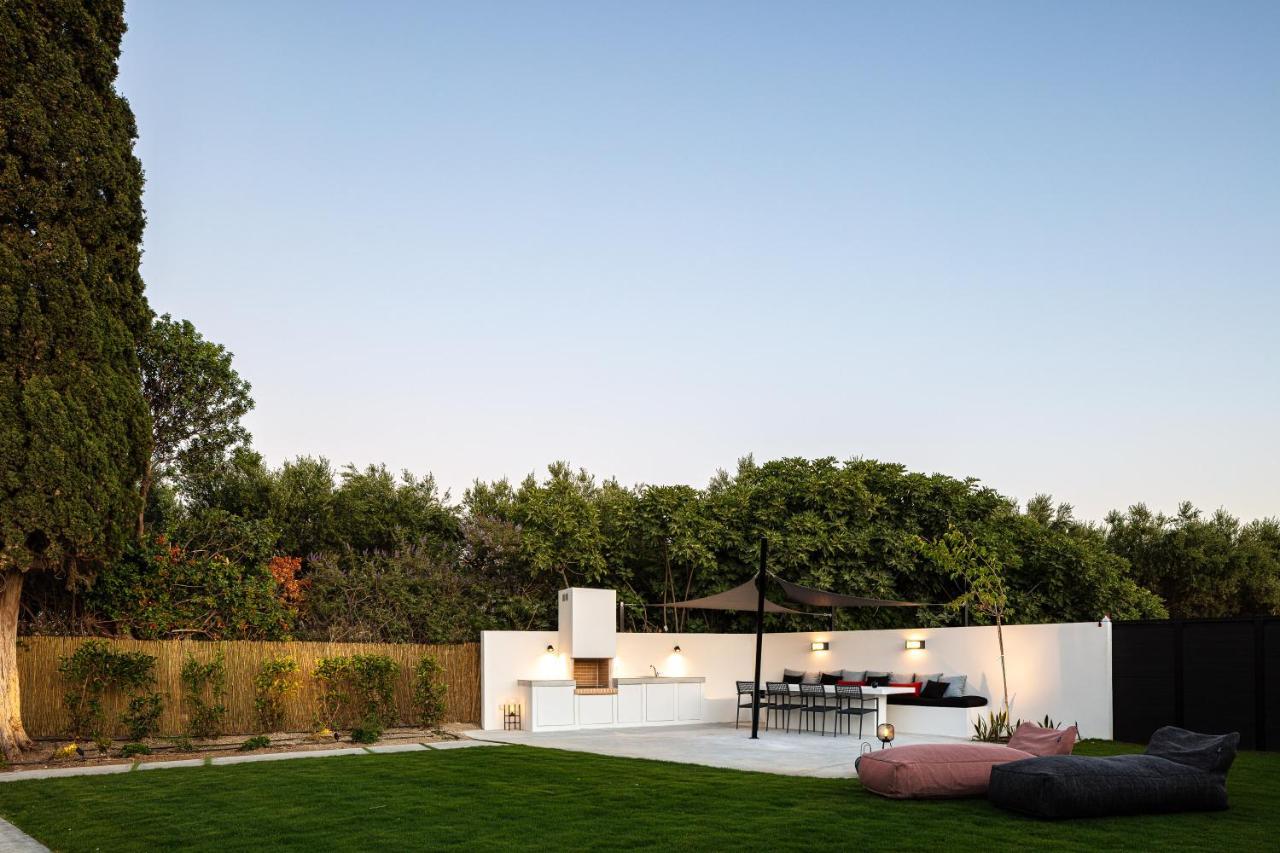 Physis - Metal & Wood Villa Pigí