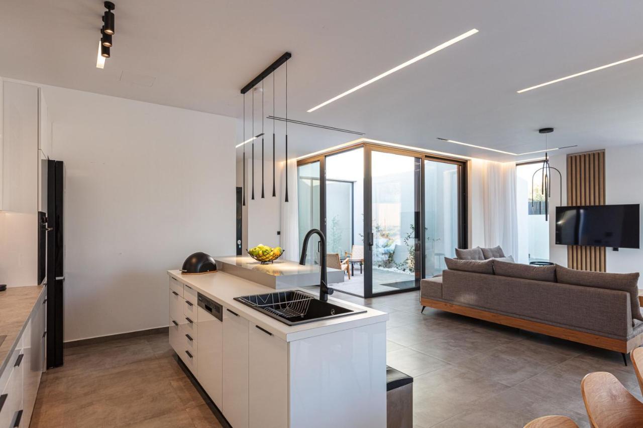 Physis - Metal & Wood Villa *